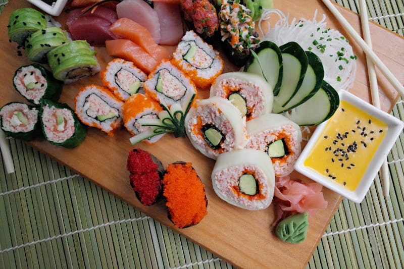 Spicy krab maki met sriracha